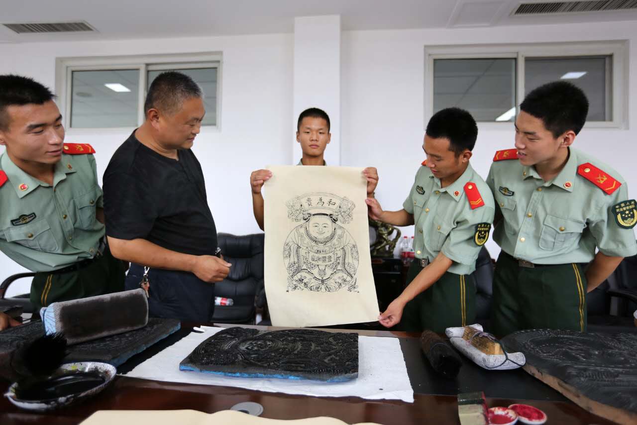 来自豫东商丘的消防战士刘邦正在向战友们展示自己的“印刷作品”——“和为贵”。.jpg 来自豫东商丘的消防战士刘邦正在向战友们展示自己的“印刷作品”——“和为贵”。.jpg