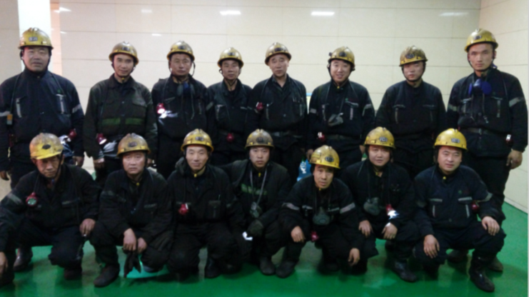 乔建峰和他的工友们.png 乔建峰和他的工友们.png