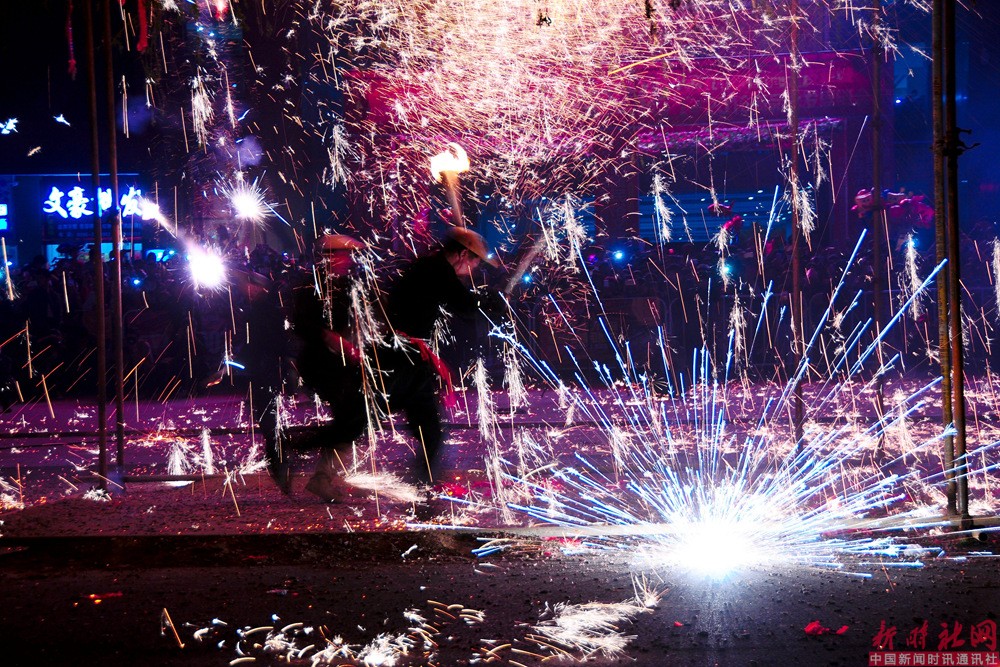 《打铁花——火树银花 落地生花》刘金克 摄