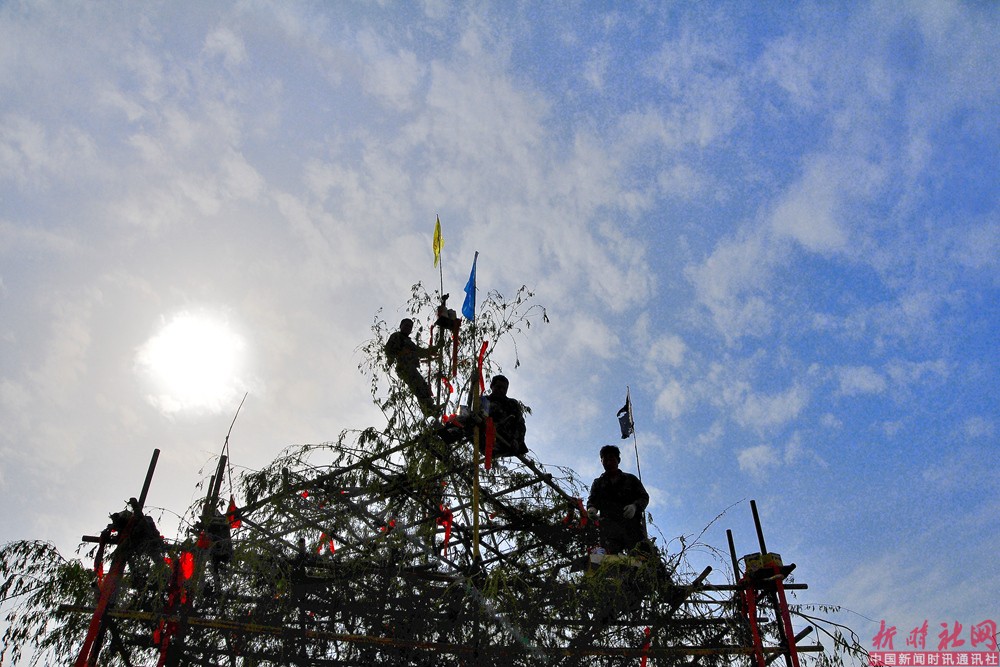 《打铁花——设彩》刘金克 摄