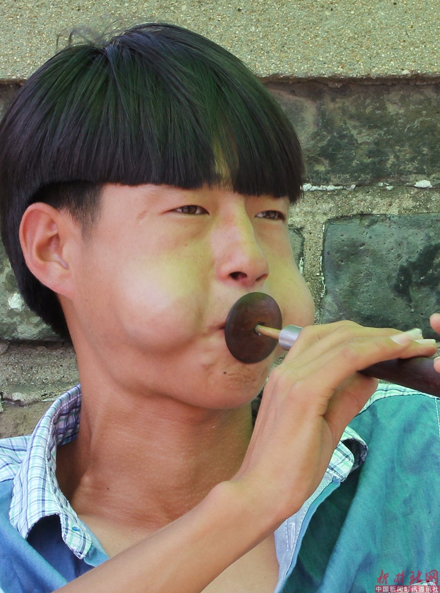 IMG_1679 吹唢呐的小伙