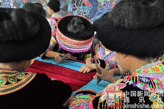 苗族女孩认真学习蜡染